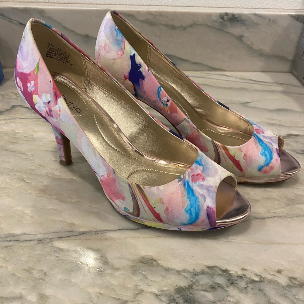 Bandolino Pink and Blue Artistic Heels